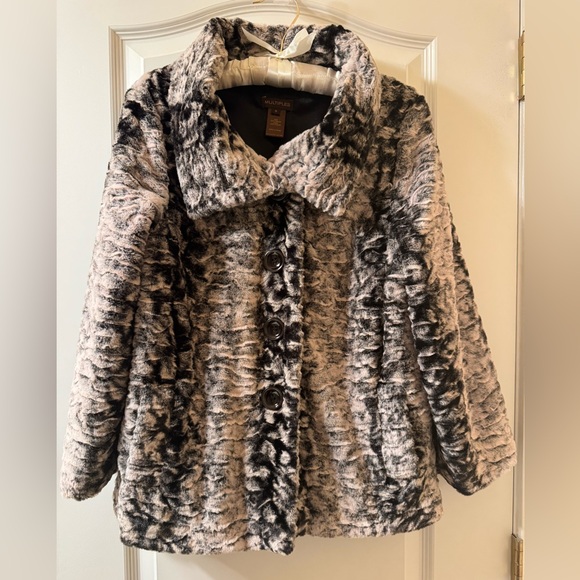 NWOT Monochrome Faux Fur Women’s Coat Size Small - Picture 2 of 8